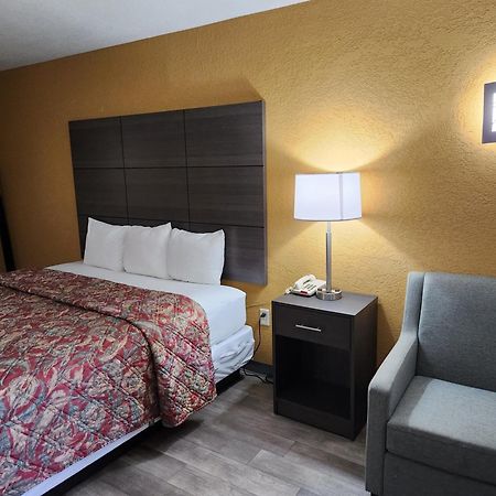 Days Inn By Wyndham Charlotte Northlake Exteriör bild
