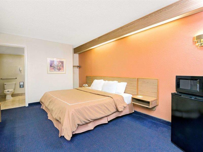Days Inn By Wyndham Charlotte Northlake Exteriör bild