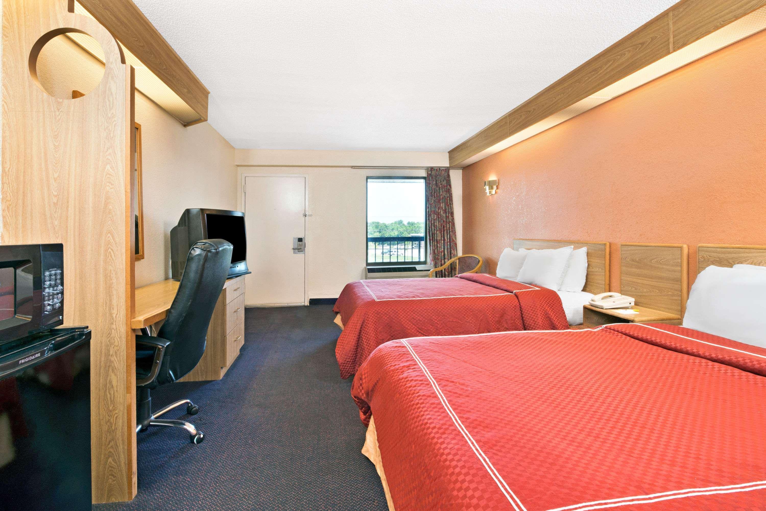 Days Inn By Wyndham Charlotte Northlake Exteriör bild