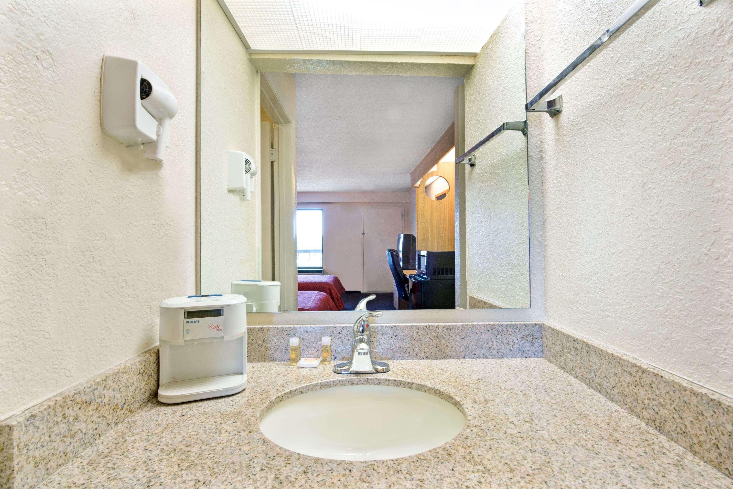 Days Inn By Wyndham Charlotte Northlake Exteriör bild