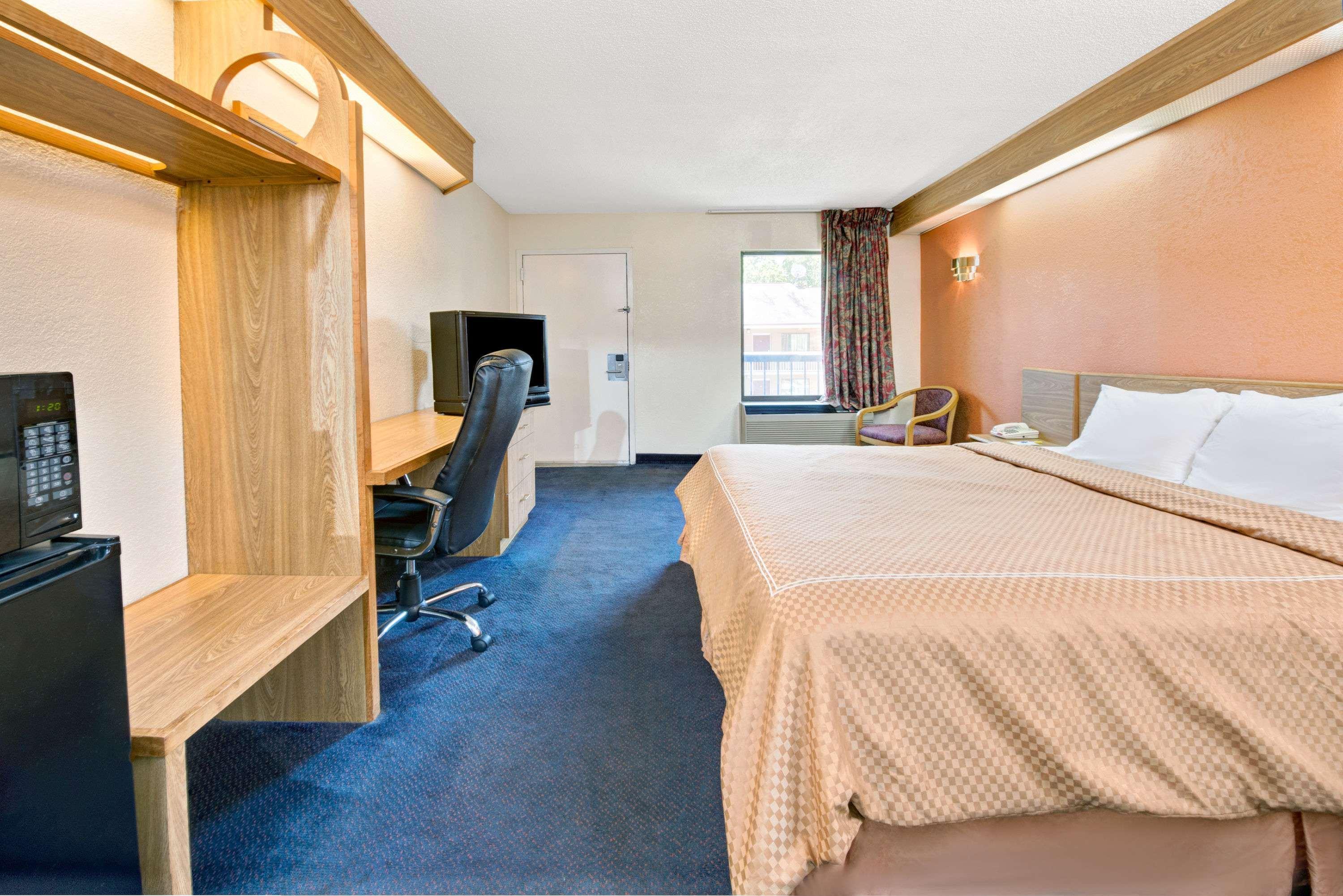 Days Inn By Wyndham Charlotte Northlake Exteriör bild