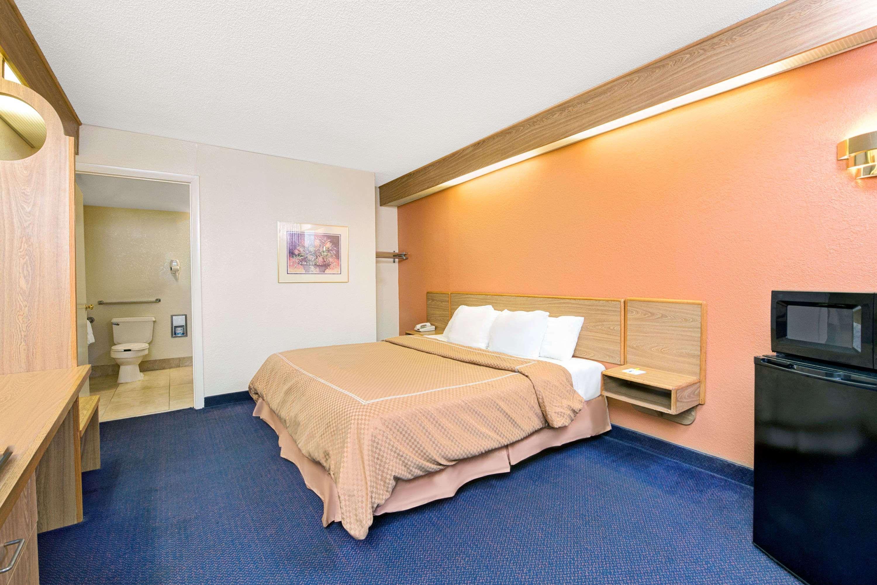 Days Inn By Wyndham Charlotte Northlake Exteriör bild