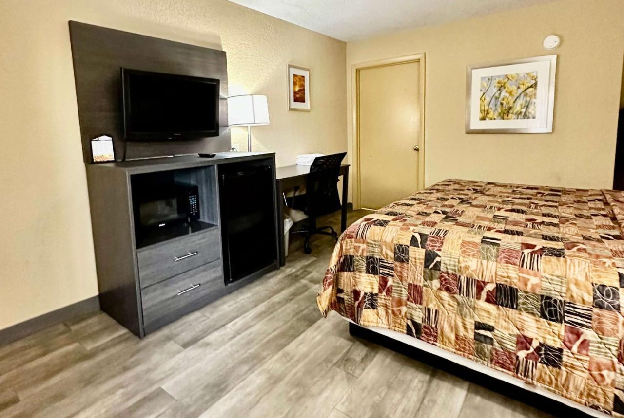 Days Inn By Wyndham Charlotte Northlake Exteriör bild
