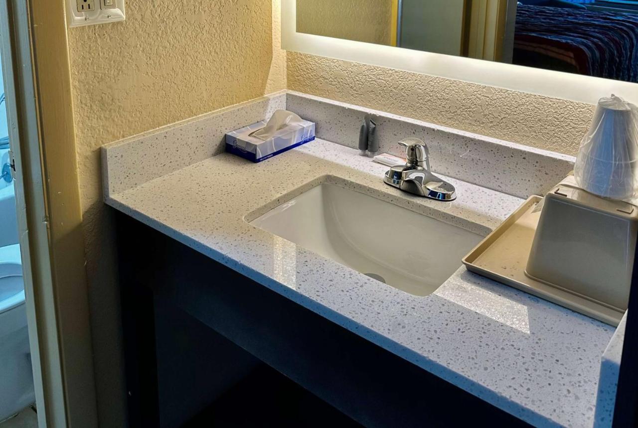 Days Inn By Wyndham Charlotte Northlake Exteriör bild
