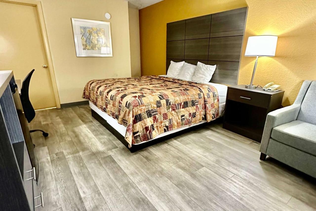 Days Inn By Wyndham Charlotte Northlake Exteriör bild