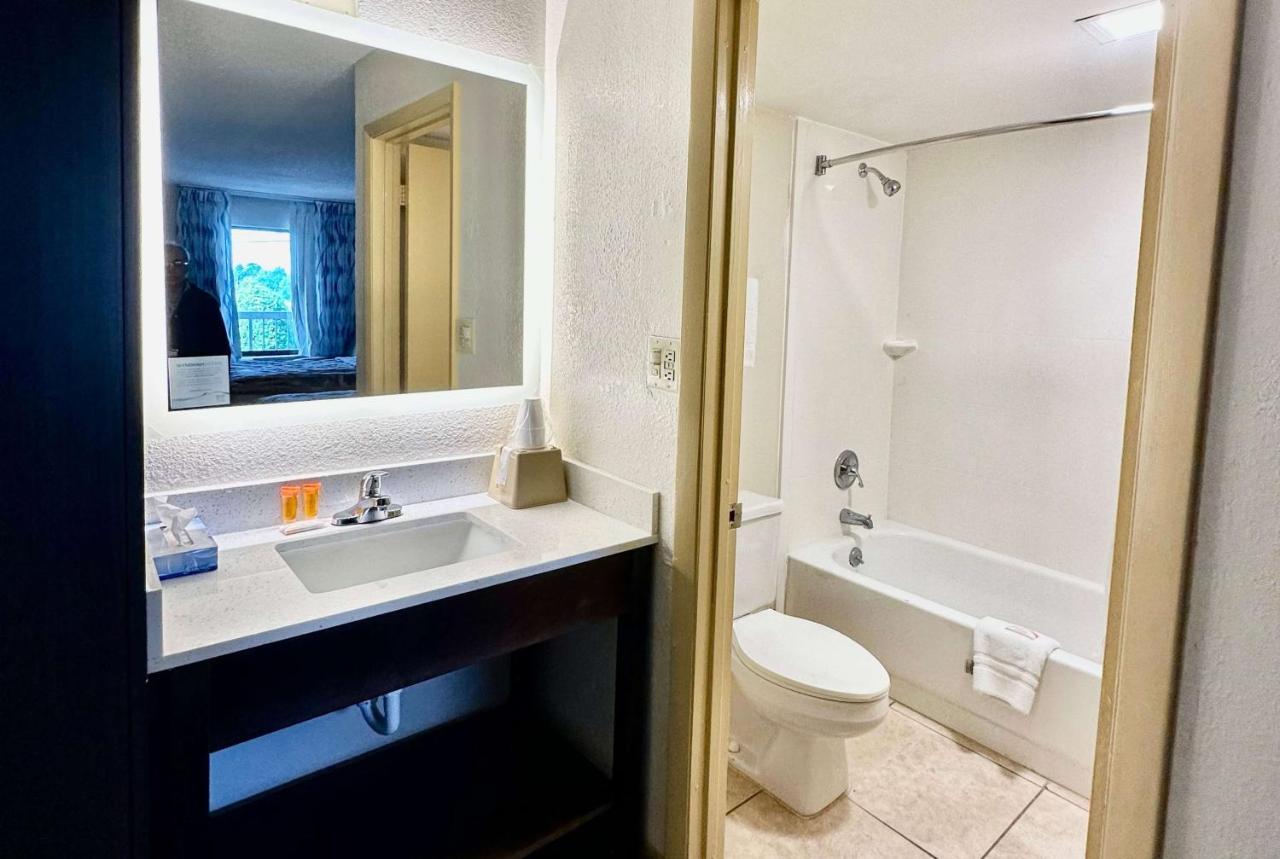 Days Inn By Wyndham Charlotte Northlake Exteriör bild