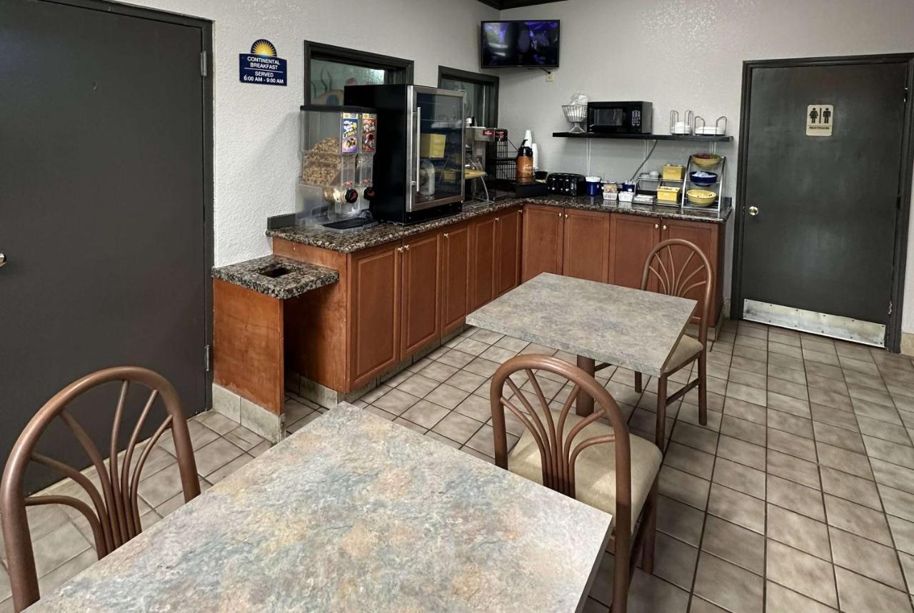 Days Inn By Wyndham Charlotte Northlake Exteriör bild