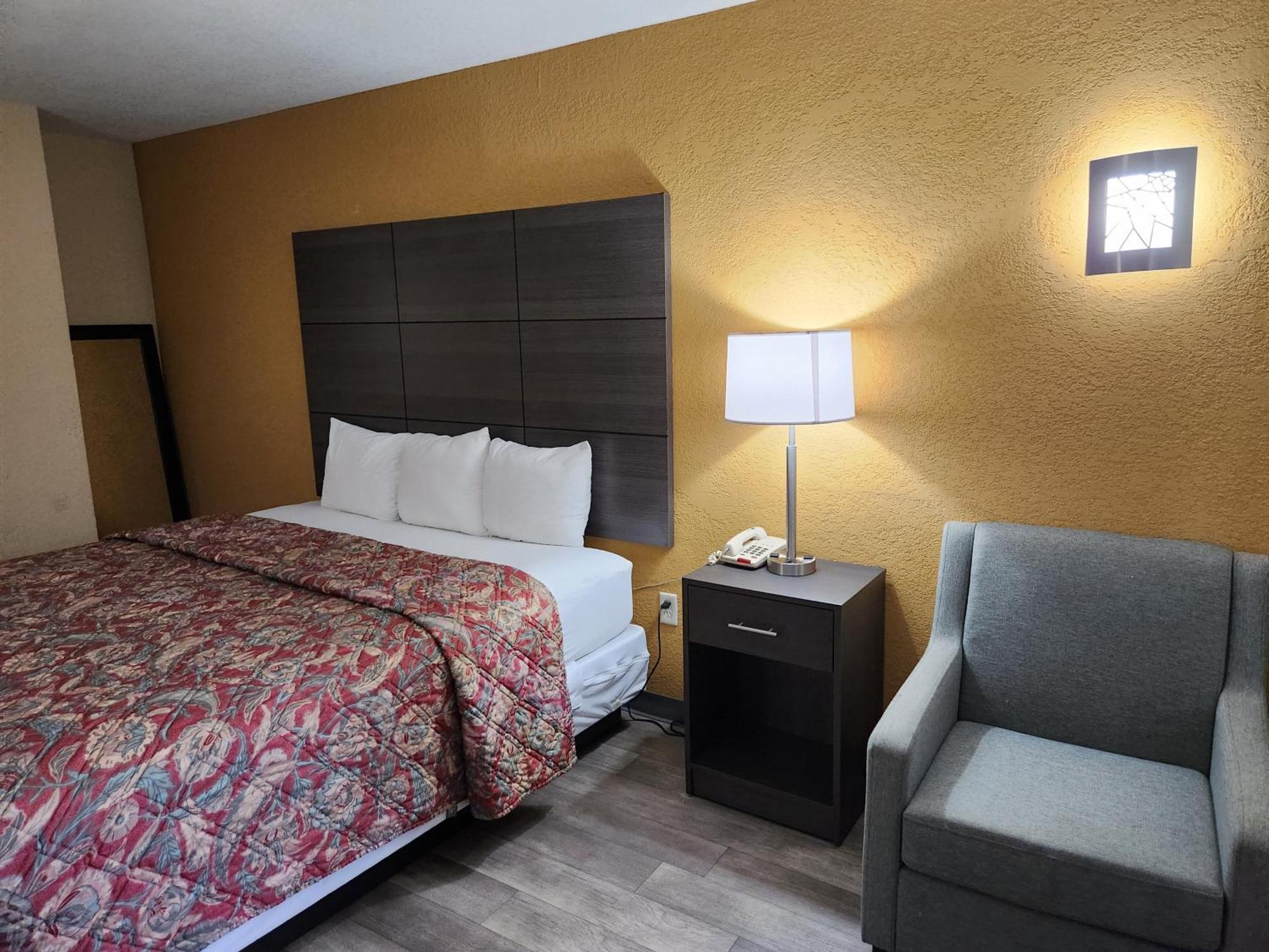 Days Inn By Wyndham Charlotte Northlake Exteriör bild