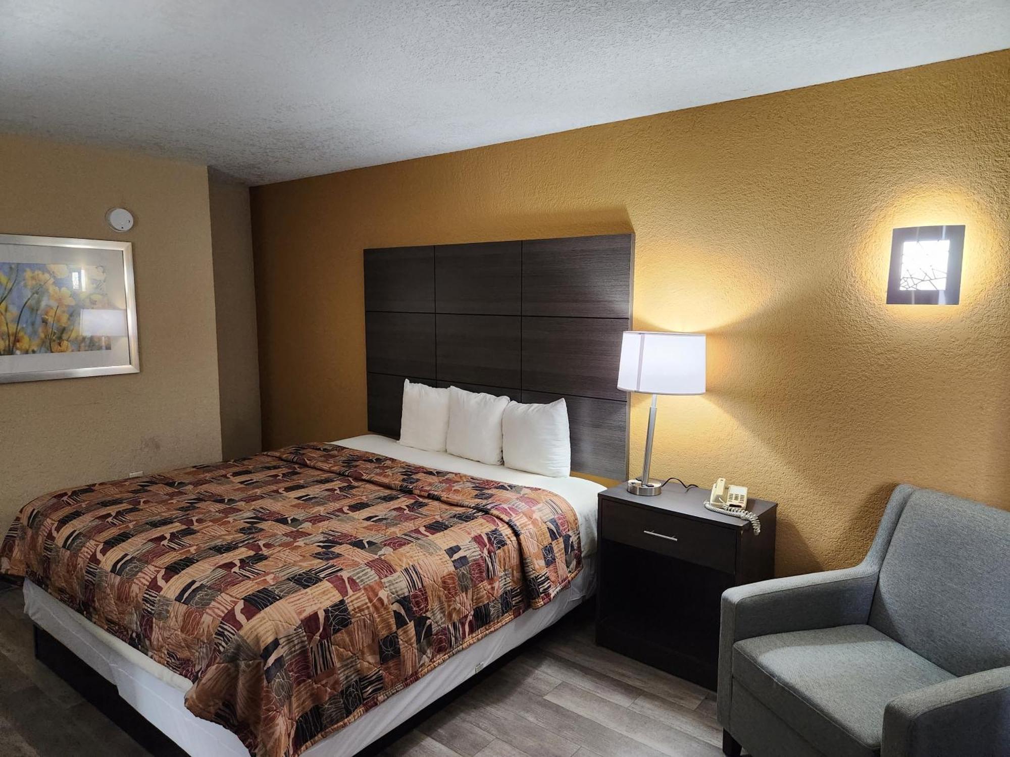 Days Inn By Wyndham Charlotte Northlake Exteriör bild